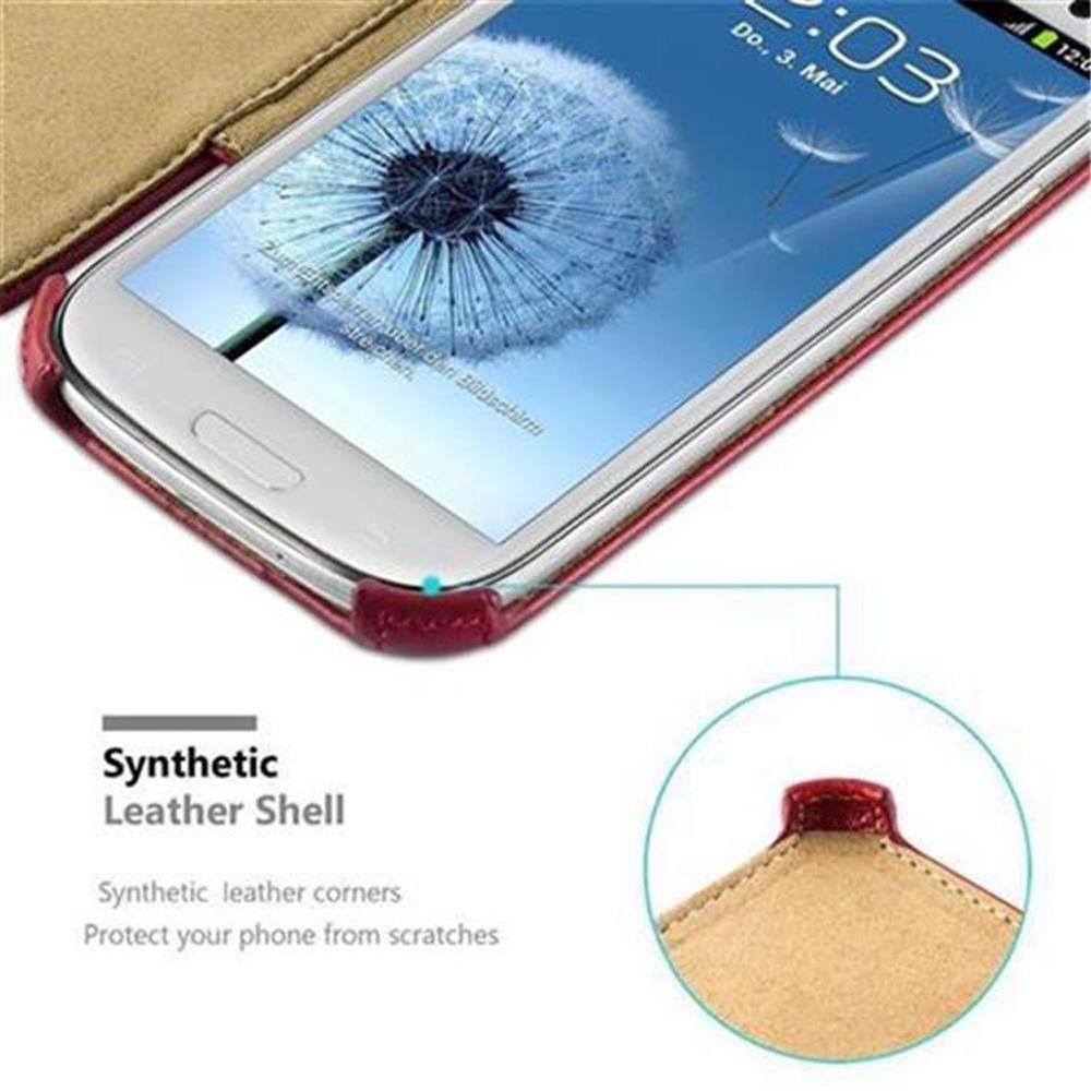 Primo piano di un telefono in una custodia rossa. Un'immagine di un dente di leone sullo schermo. Guscio in pelle sintetica.