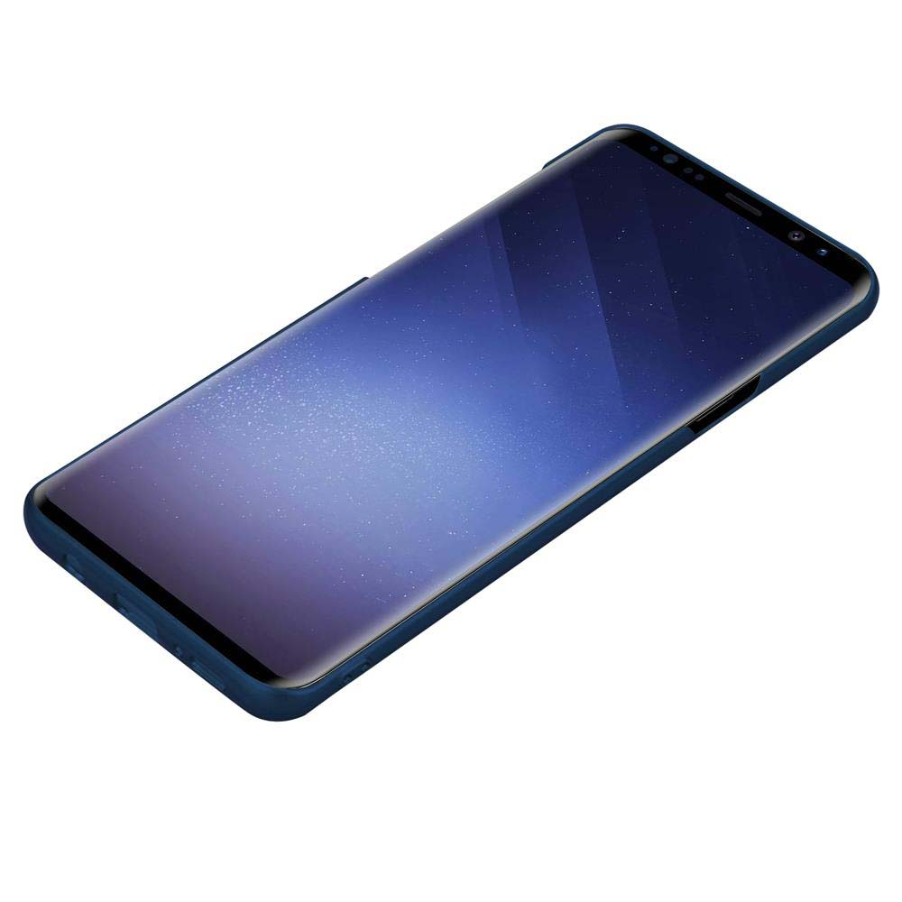 Ein dunkelblaues Telefon mit blauem Farbverlauf auf dem Bildschirm in einer blauen Handyhülle.