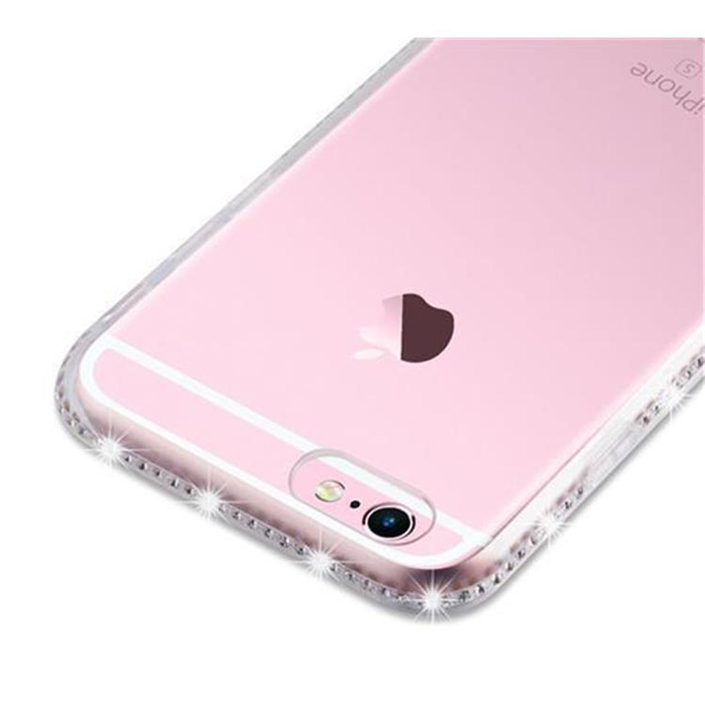 Rosa Telefon mit durchsichtiger Hülle mit Edelsteinen an den Rändern. Apple-Logo ist sichtbar.