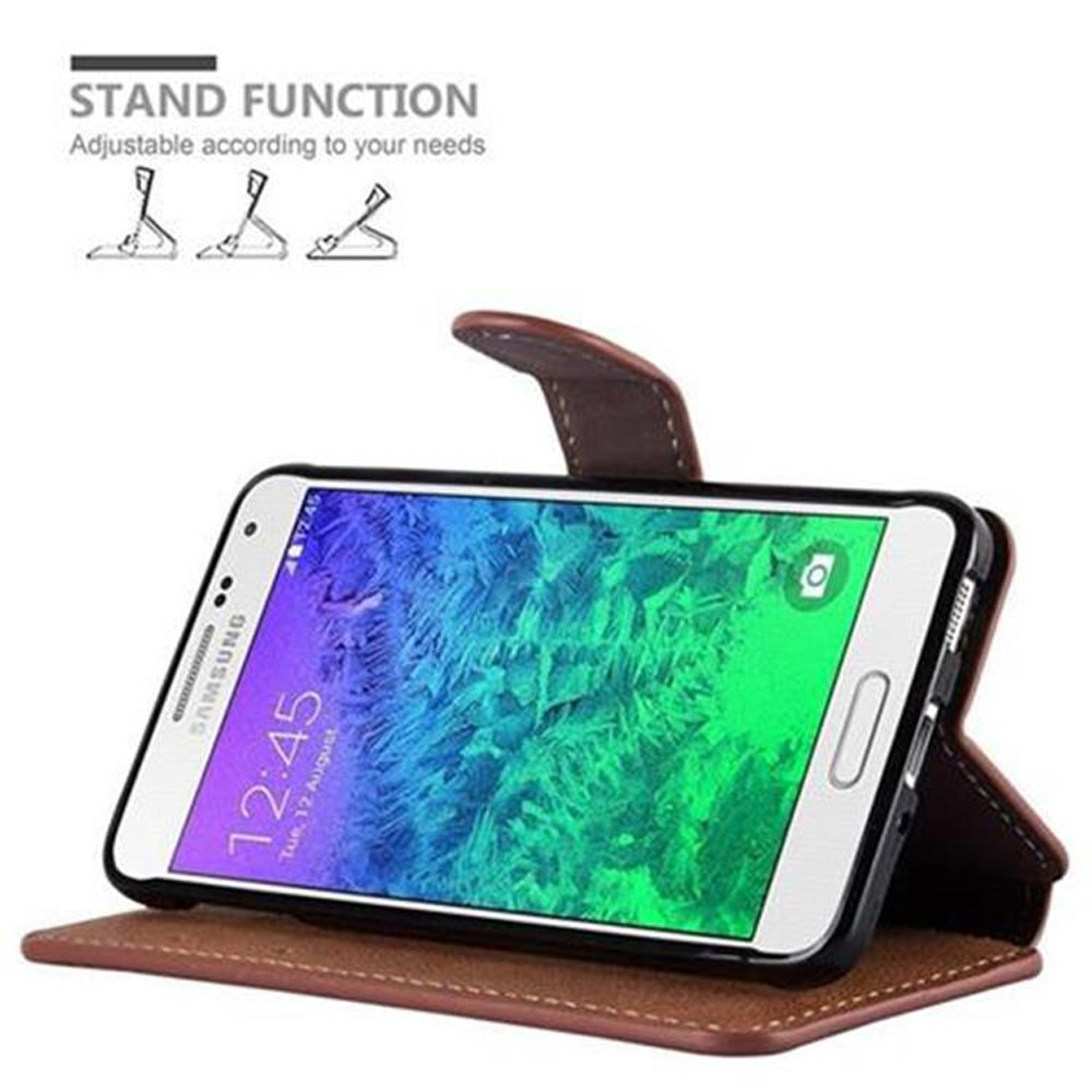 Téléphone dans un étui en cuir marron. L'étui est plié pour tenir debout. L'écran du téléphone affiche l'heure.