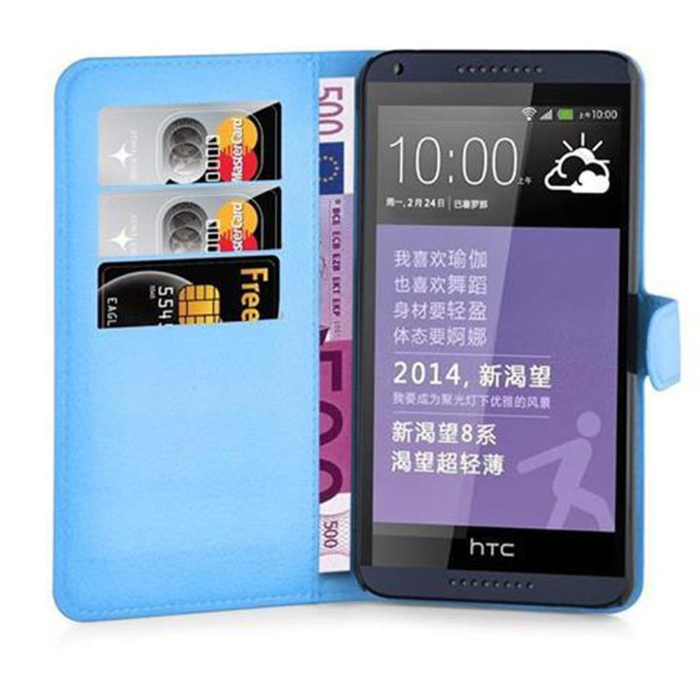 Blaue Handyhülle mit Karten und Geld. Telefon zeigt Zeit und chinesischen Text. Weißer Hintergrund.