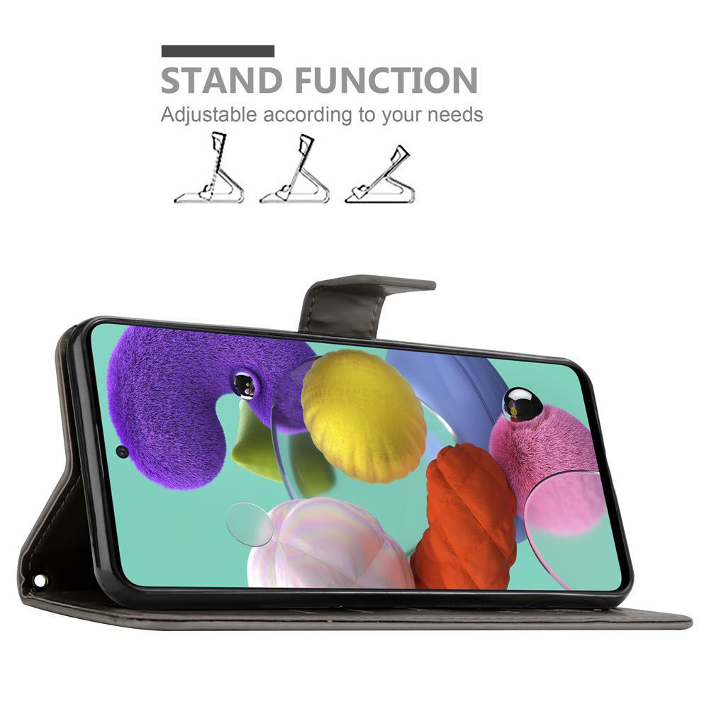 Telefono in custodia appoggiato. Il telefono mostra un'immagine astratta colorata. La grafica mostra un supporto regolabile.