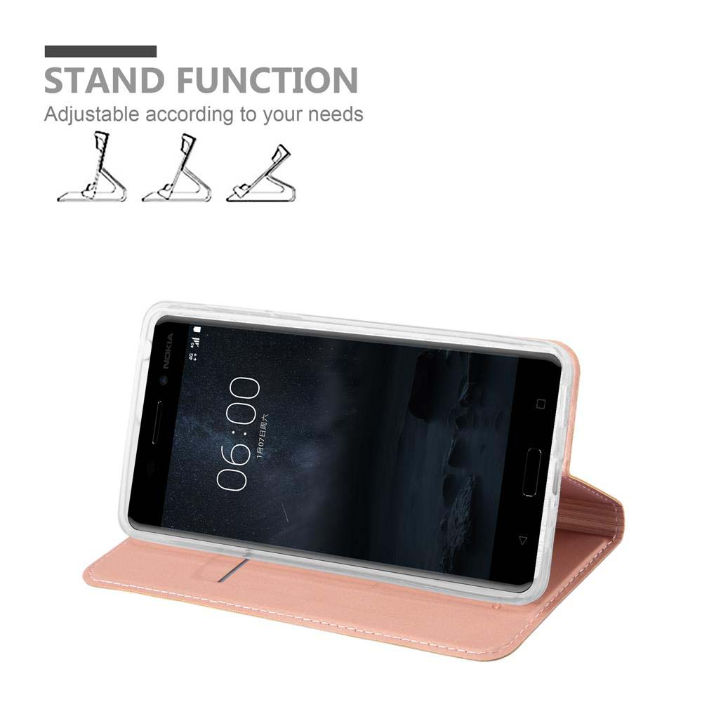 Eine rosa Handyhülle, die ein Telefon mit schwarzem Bildschirm hält, ist geöffnet und im Standmodus.