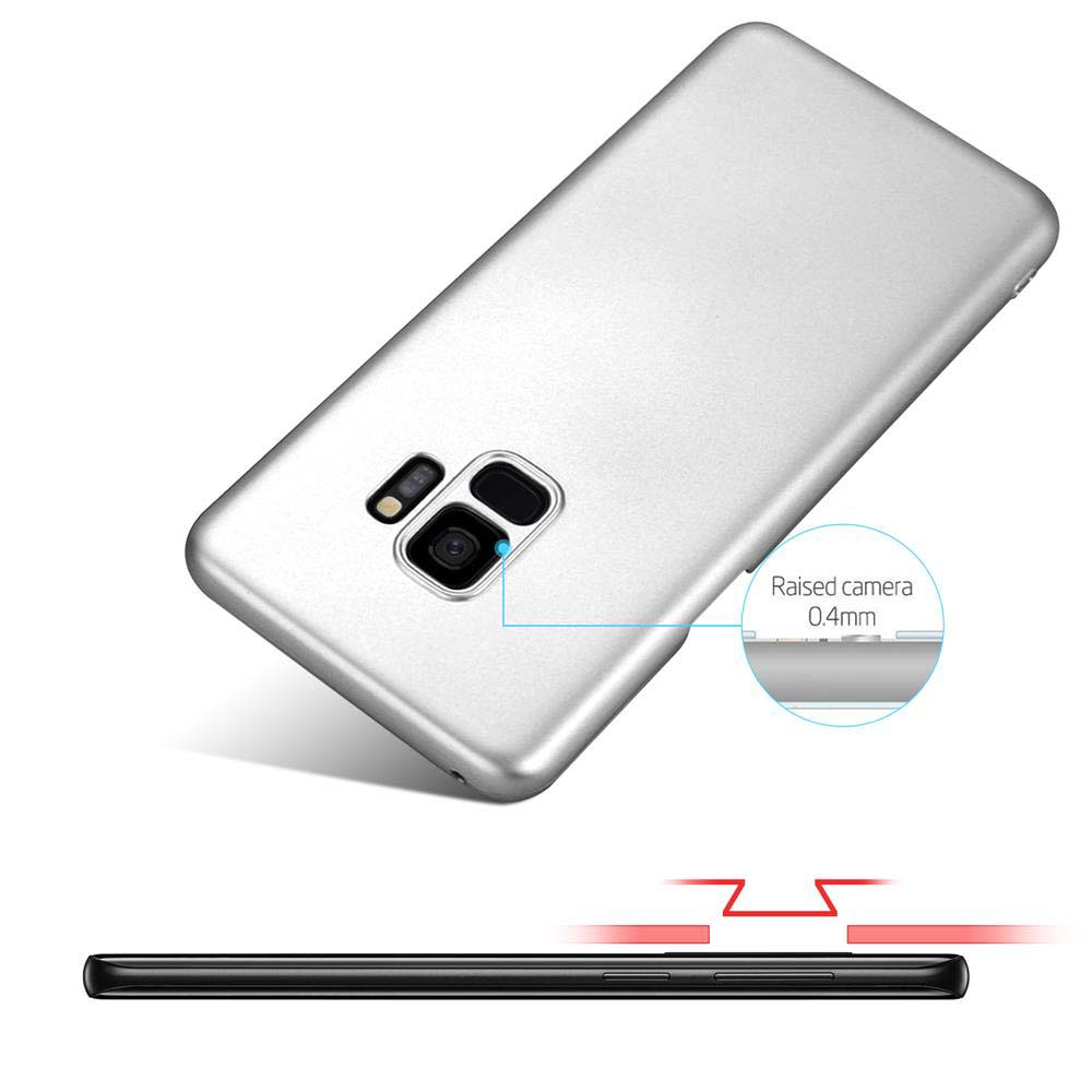Silberne Handy-Rückseite. Text: Erhöhte Kamera 0,4 mm. Telefon über einem schwarzen Telefon auf weißem Hintergrund positioniert.