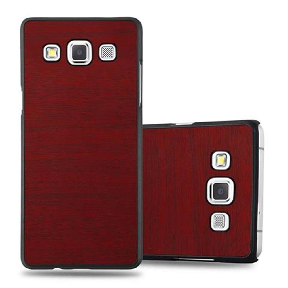 Teléfono con funda de madera. La funda es roja con borde negro. El teléfono tiene cámara y flash. Dos fundas visibles.