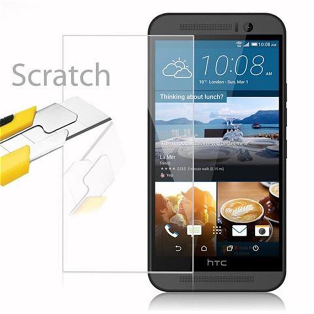Un telefono con una protezione per lo schermo applicata con un coltello. Testo: Graffio.