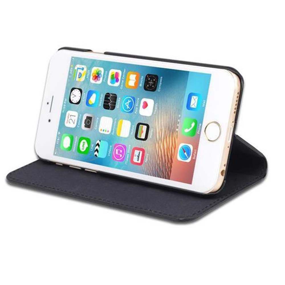 iPhone bianco in custodia nera con icone di app. La custodia è aperta su sfondo bianco.