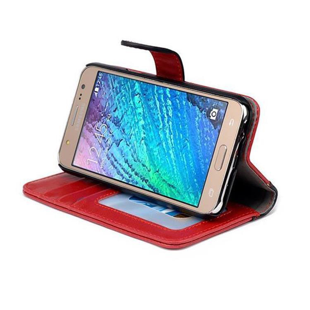 Telefono d'oro in custodia rossa con slot per schede, aperto. Mostra l'interfaccia. La custodia è rossa.