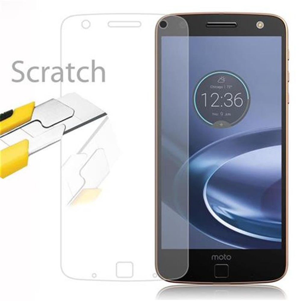 Uno smartphone con protezione schermo e taglierino. Lo schermo mostra l'ora. Testo 'Scratch' in bianco.