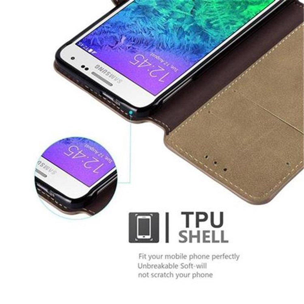 Funda de teléfono con un teléfono dentro, que muestra la hora en la pantalla. La funda está abierta, sobre un fondo marrón.