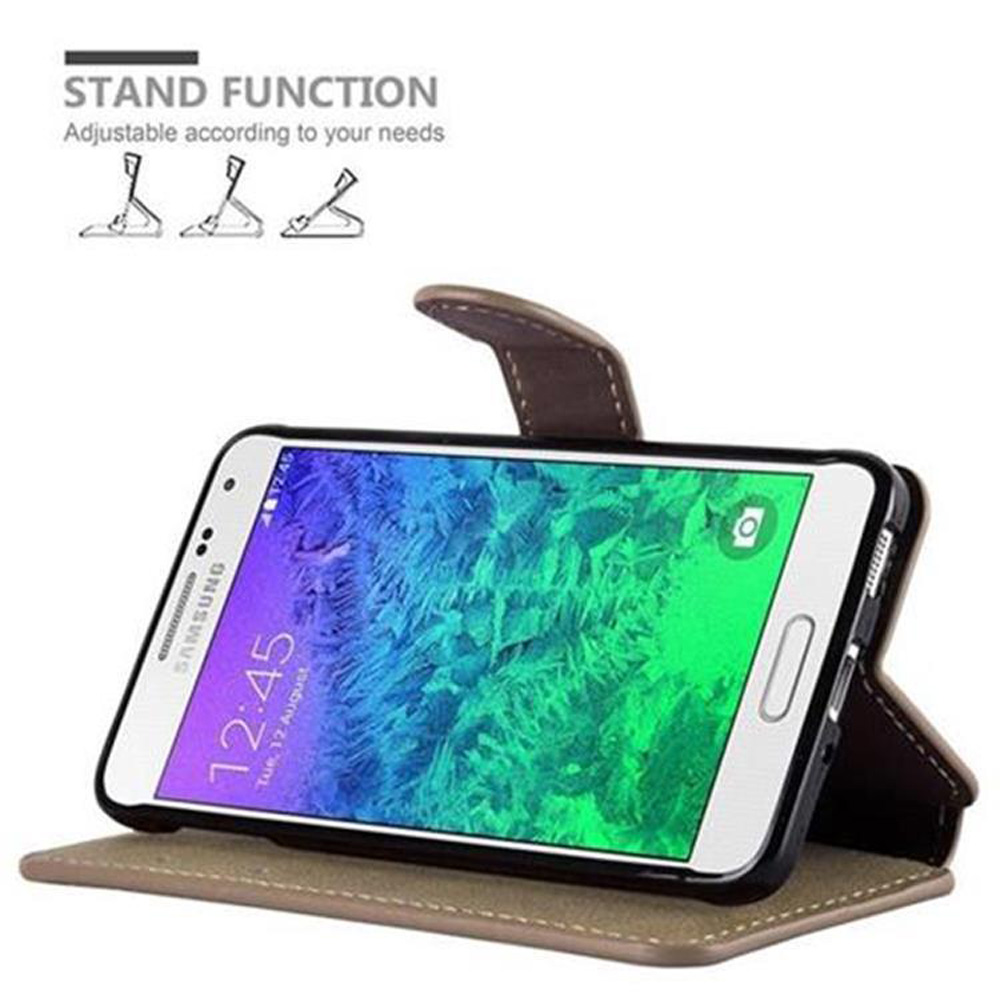 Un teléfono apoyado en un estuche que muestra la hora, con una etiqueta de función de soporte.