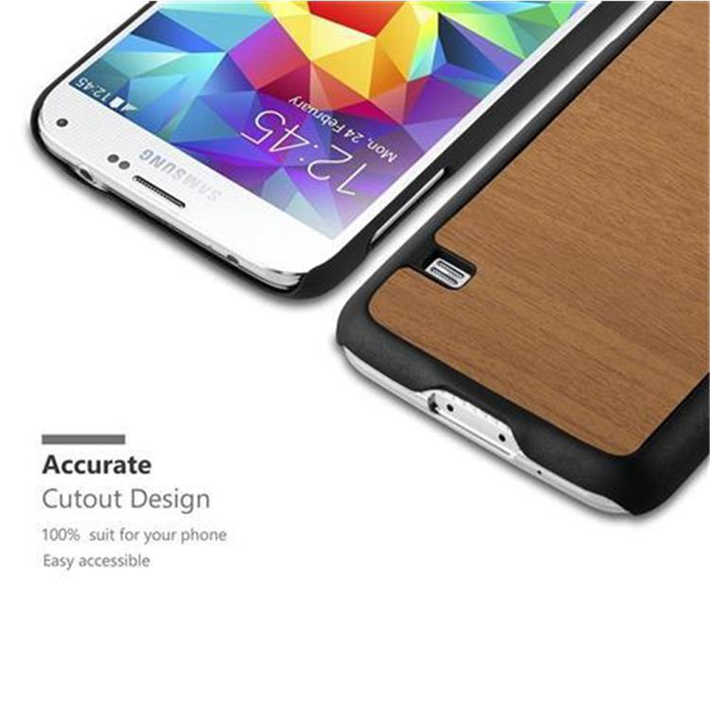 Un telefono in una custodia di legno, lo schermo mostra l'ora e la data è lunedì 24 febbraio, 12:45.