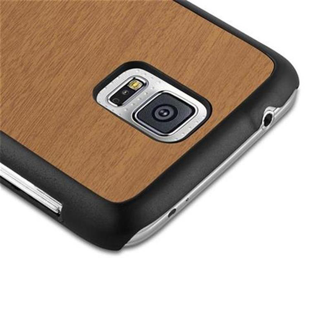 Primo piano di una custodia per telefono con una texture in legno. L'obiettivo della fotocamera e il bordo della custodia sono visibili.
