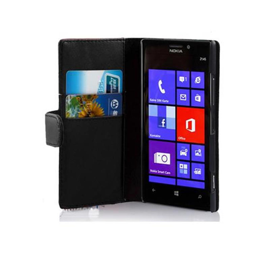 Housse de téléphone noire avec fentes pour cartes. Téléphone avec écran allumé.