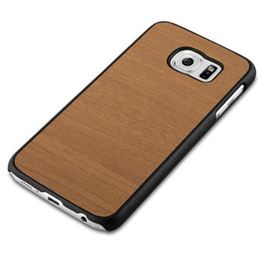 Eine Handyhülle mit Holzmaserung auf weißem Hintergrund. Die Kamera ist sichtbar.