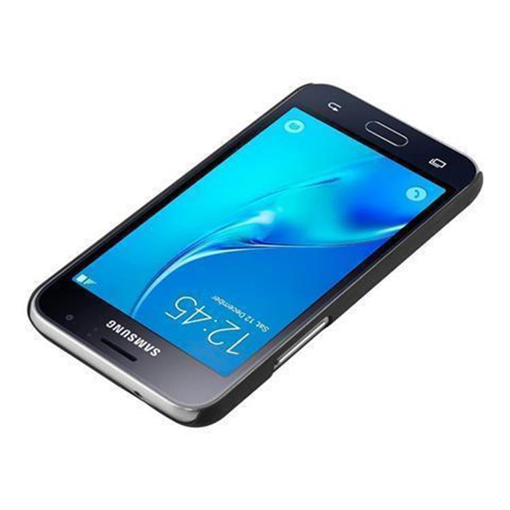 Smartphone nero con schermo blu che mostra l'ora. Lo sfondo è bianco.