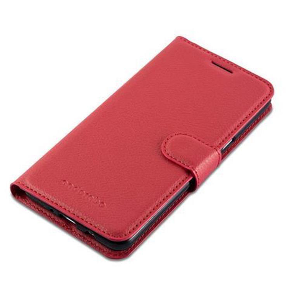 Custodia rossa per telefono, chiusa con un bottone, su una superficie bianca.