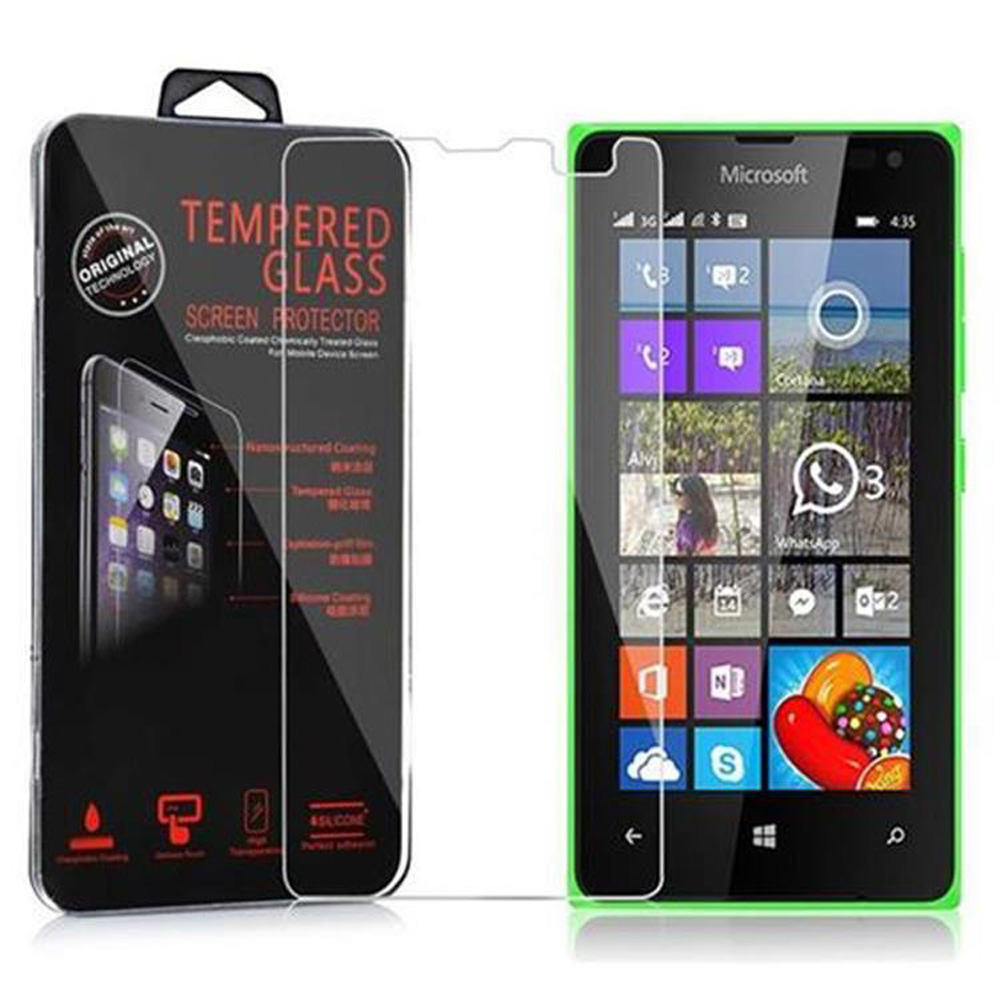 Un telefono Microsoft con protezione schermo e confezione. La protezione è applicata allo schermo del telefono.