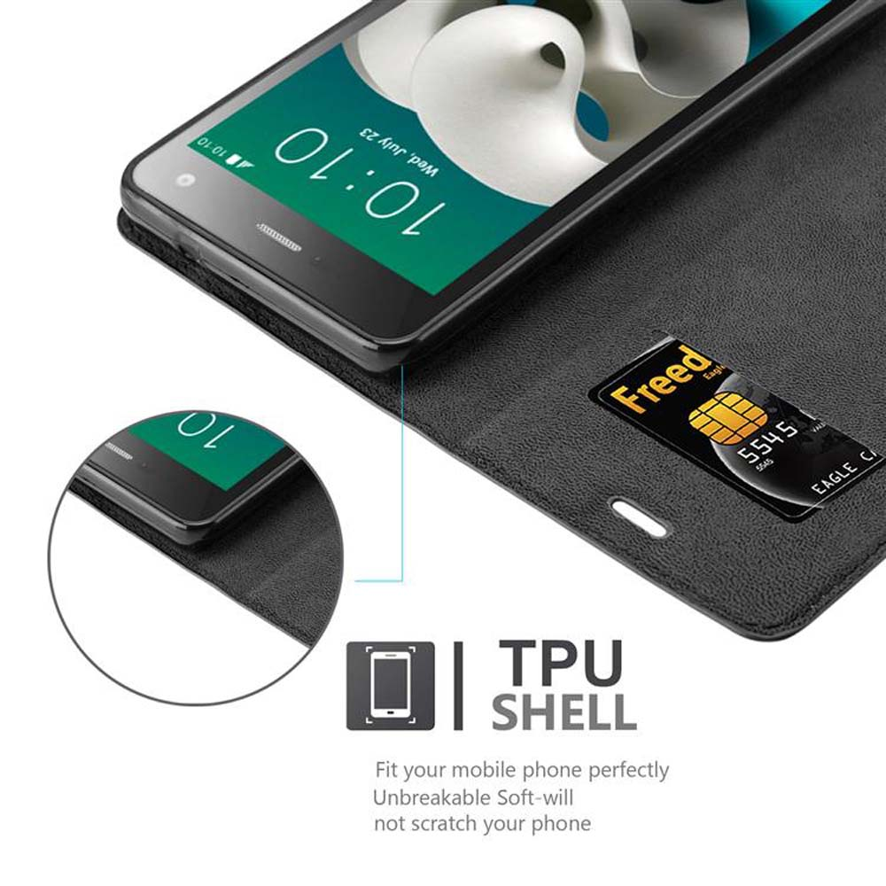 Un teléfono en una funda negra con una tarjeta. La pantalla del teléfono muestra la hora. La funda es negra.