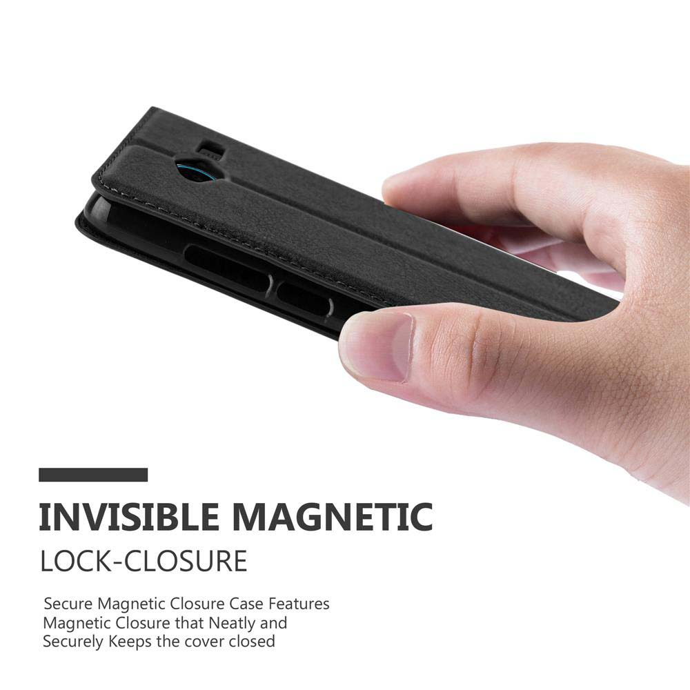Funda negra para teléfono con cierre magnético, sostenida por una mano sobre fondo blanco.