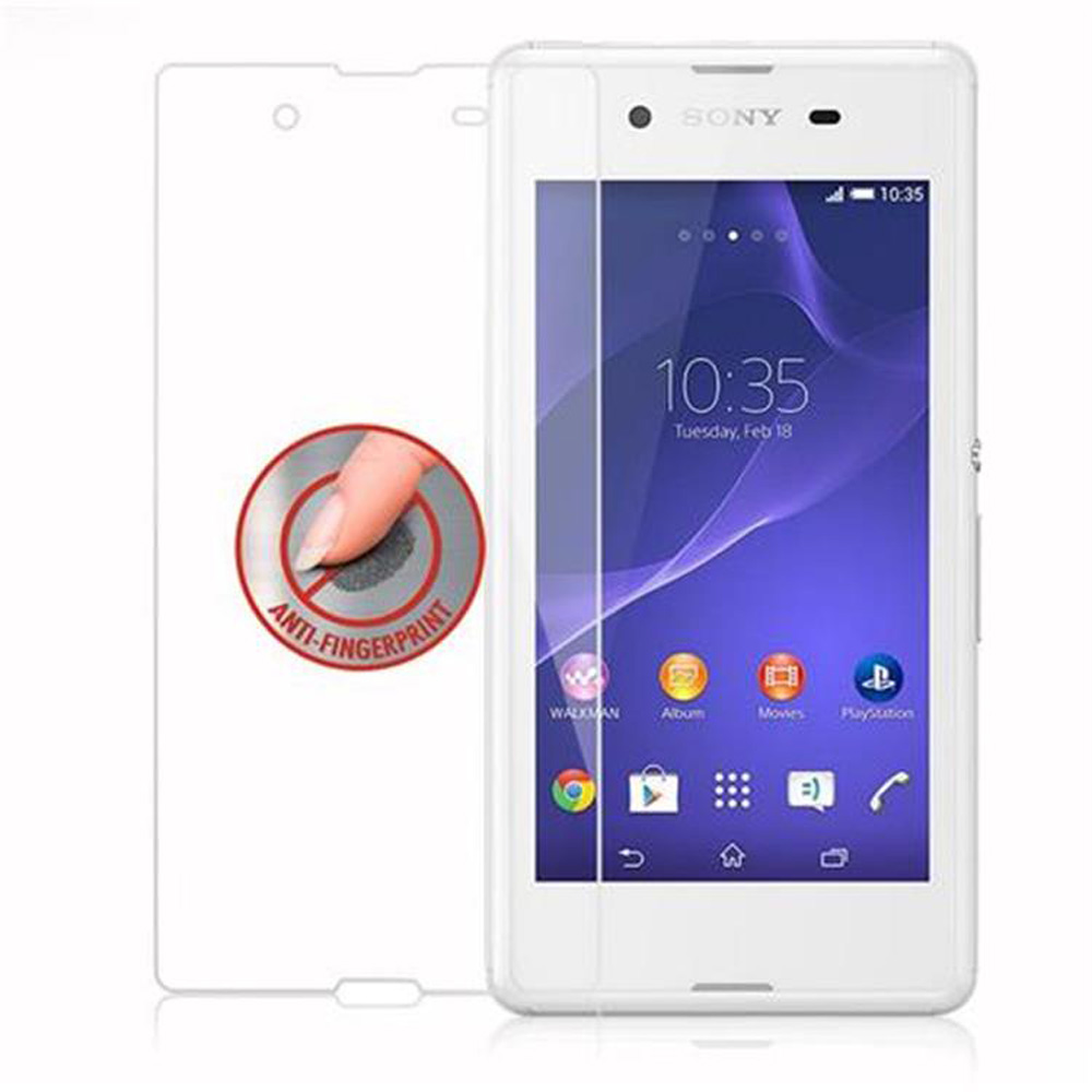 Smartphone bianco con protezione schermo. Un dito tocca la protezione schermo.