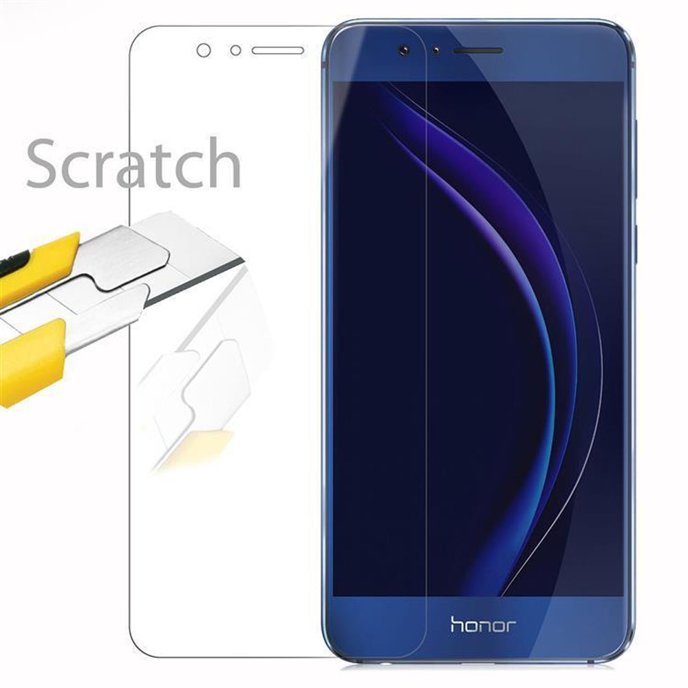 Un telefono Honor blu accanto a una protezione schermo e un taglierino giallo. La protezione mostra un test antigraffio.