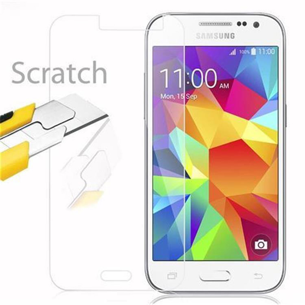 Un telefono Samsung con protezione schermo e un coltello. Il coltello sta tagliando la protezione.