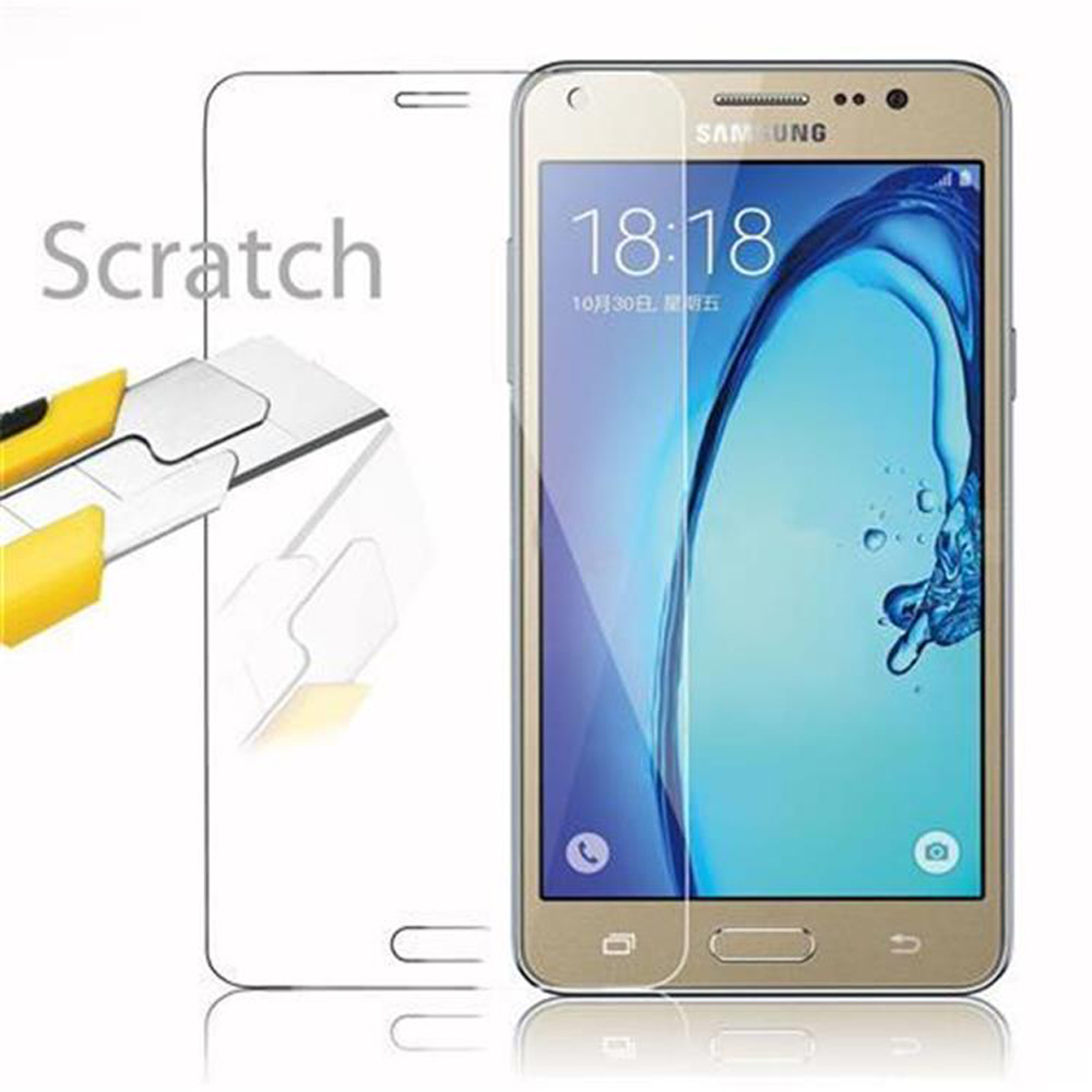 Teléfono con protector de pantalla. Un cuchillo corta el protector para mostrar la resistencia a los arañazos. El teléfono muestra la hora.