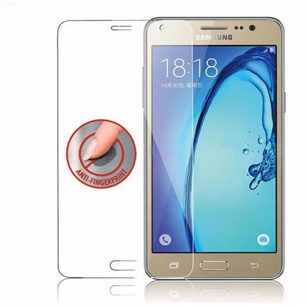 Un teléfono con un protector de pantalla y un dedo tocándolo. El texto dice 'Anti-Huellas'. El teléfono es dorado.