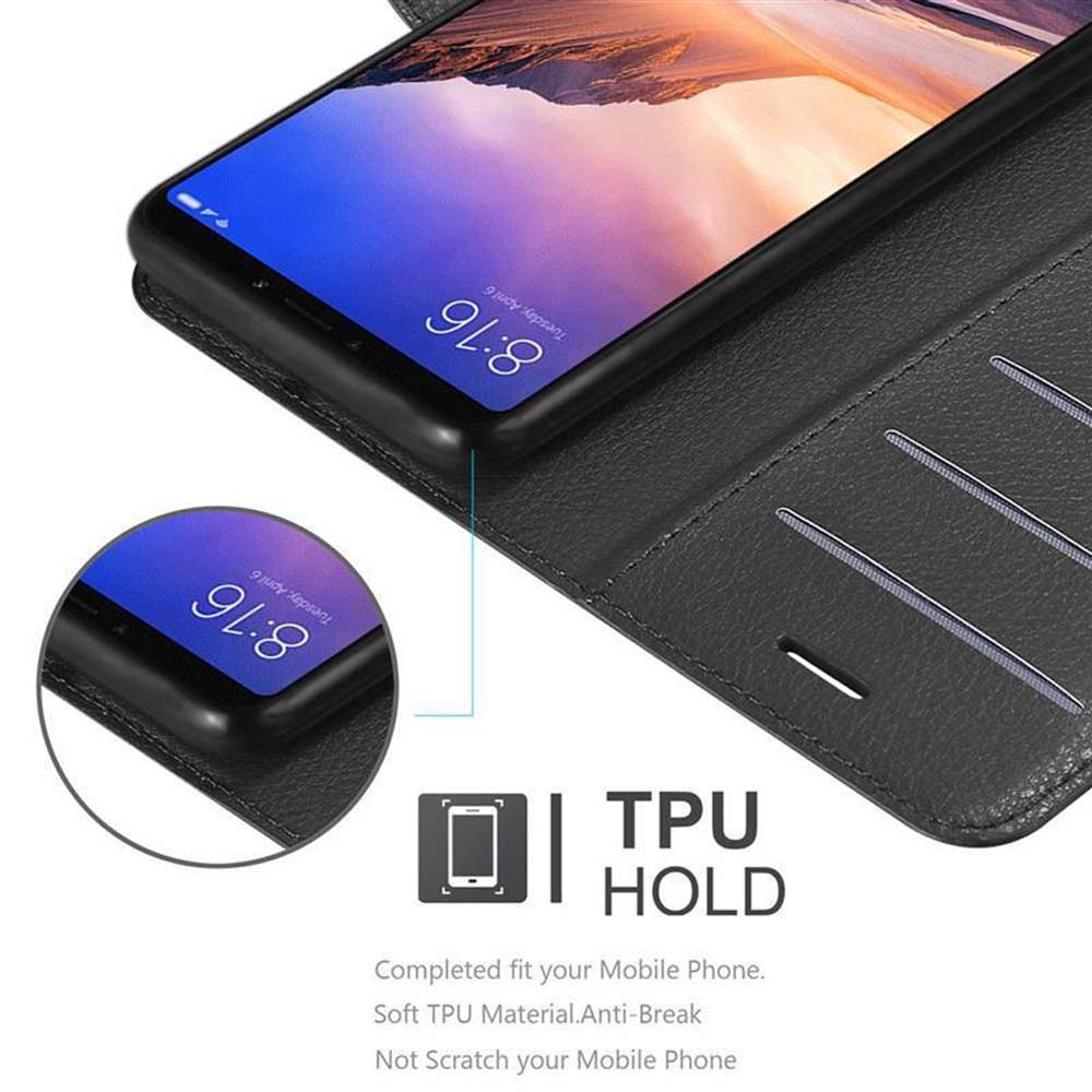 Un telefono in una custodia nera. Lo schermo mostra l'ora. La custodia ha fessure per carte.