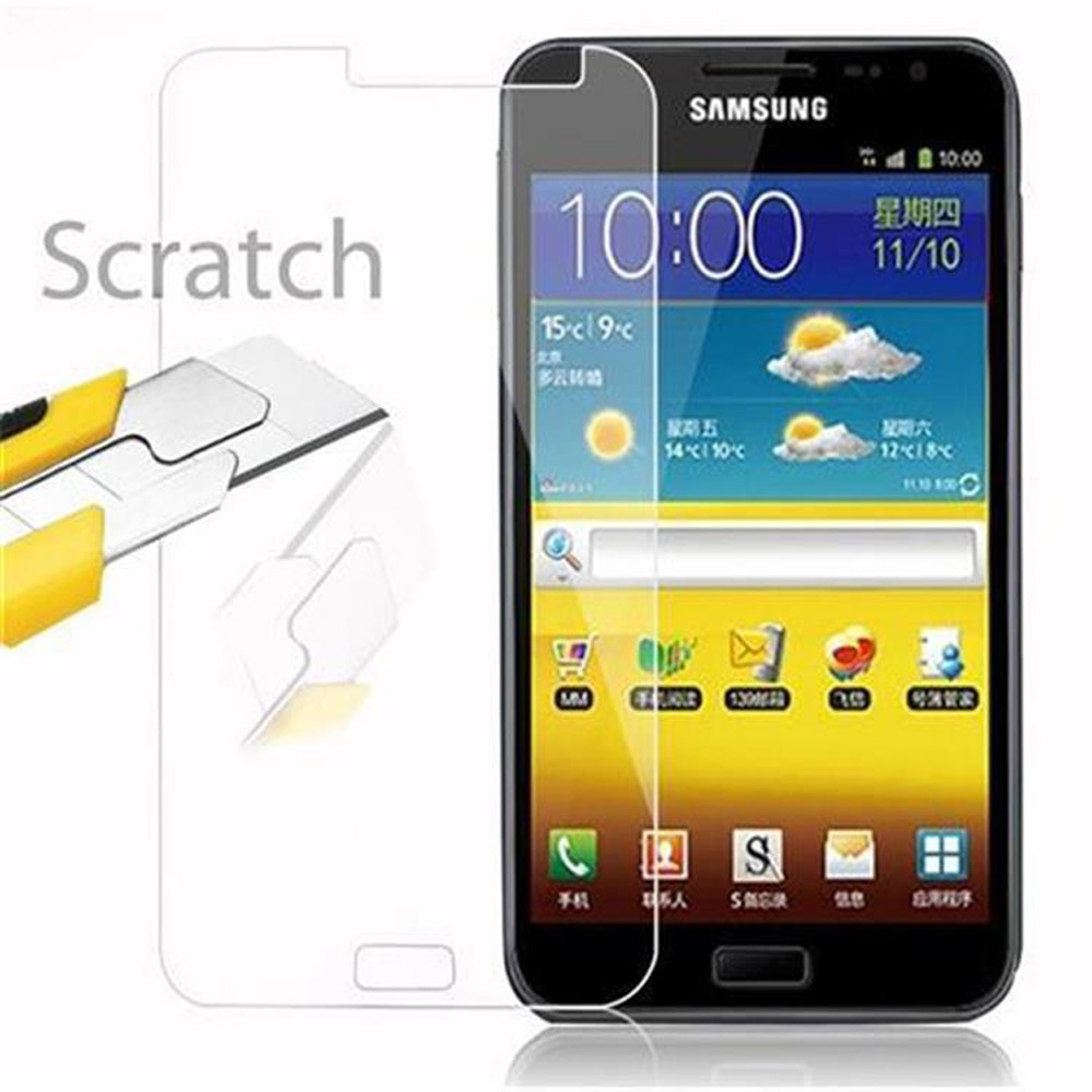Smartphone con protezione schermo, con la parola 'Scratch'. Un coltello e un protettore sono mostrati.