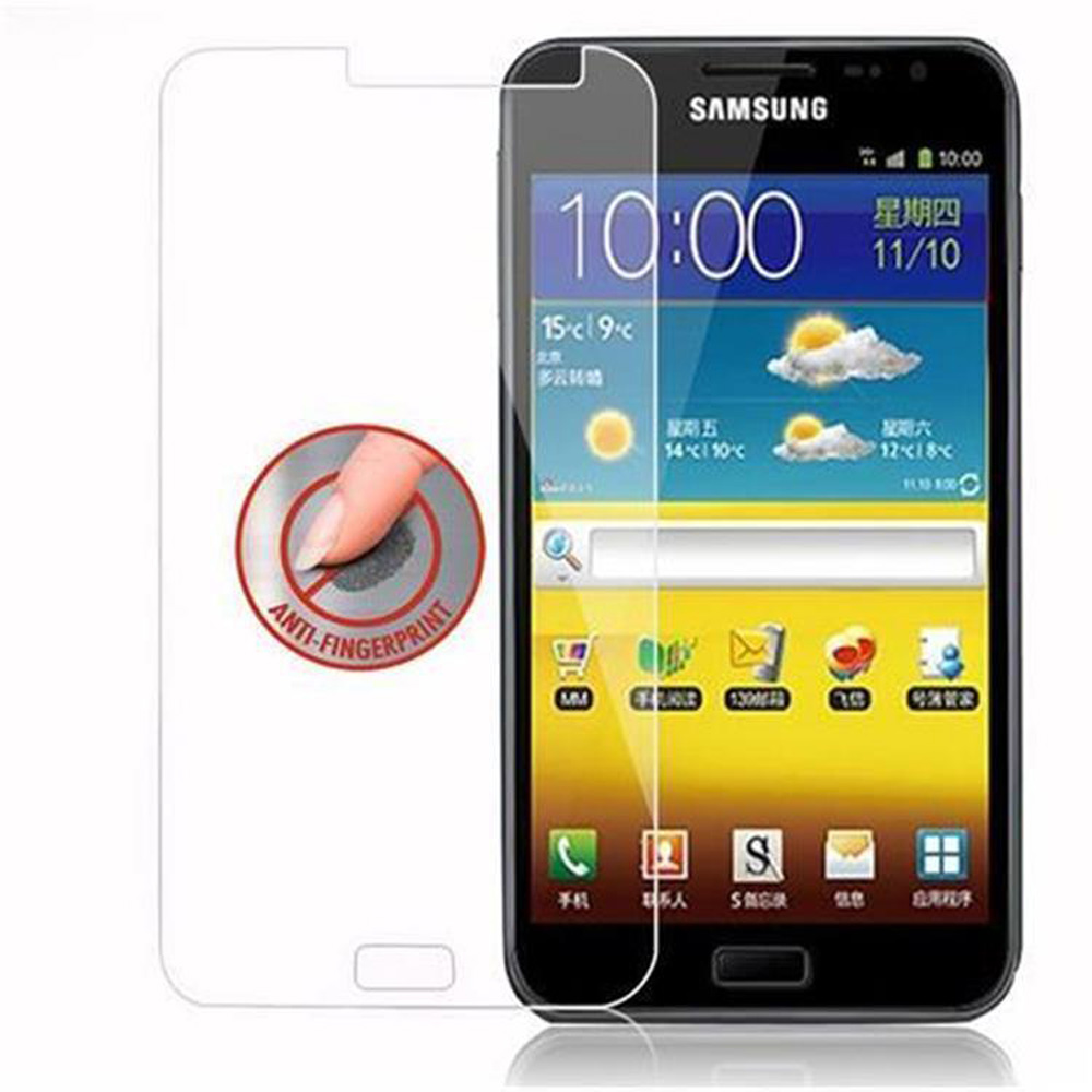 Telefono con protezione per lo schermo e un dito che lo tocca. Testo: Anti-impronte.