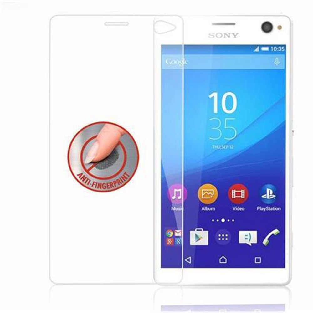 Un telefono a cui viene applicata una protezione per lo schermo. Testo: Anti-impronte. Il telefono mostra le icone.
