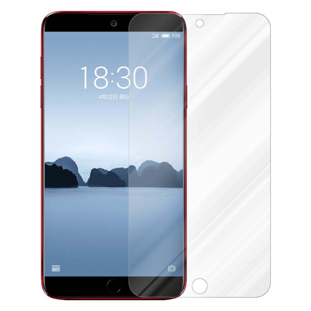 Pantalla de smartphone muestra las 18:30 y paisaje, con protector de pantalla al lado.