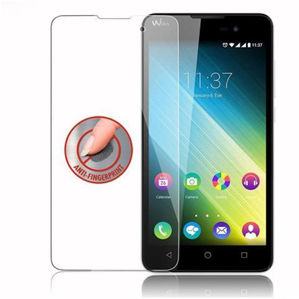 Telefono con protezione schermo, testo anti-impronta e un dito sulla protezione.
