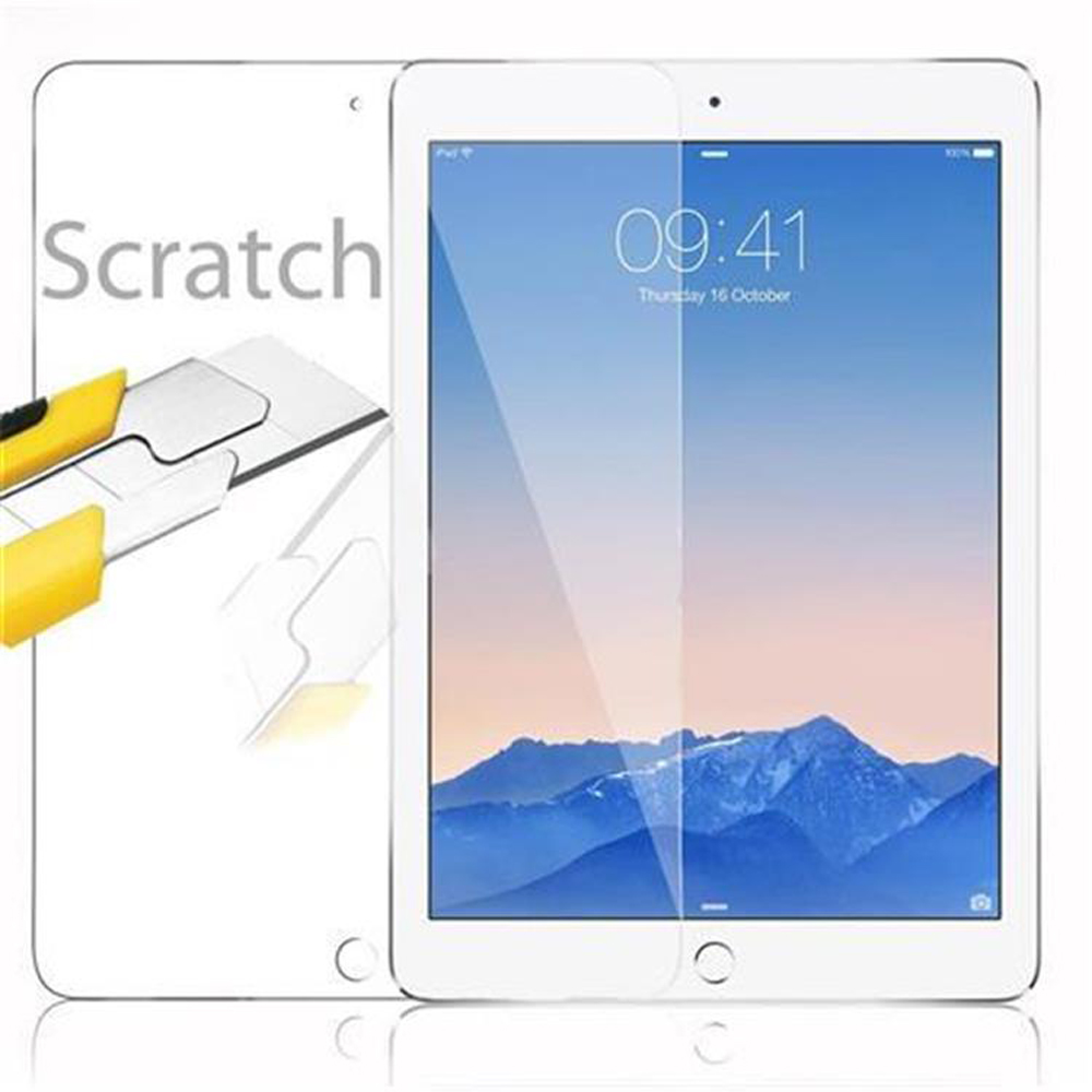 Un tablet con una protezione per lo schermo e un coltello. La protezione è trasparente e chiara.