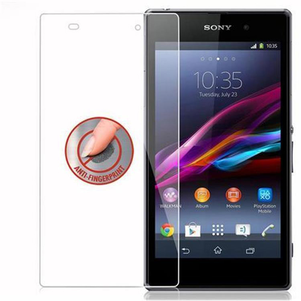 Smartphone Sony con protezione schermo. Visualizzazione ora, app. Dito che tocca lo schermo.