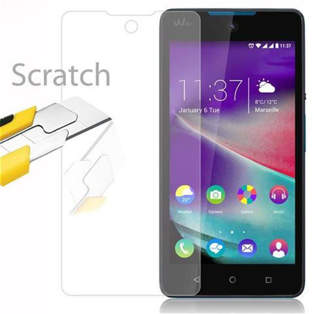 Smartphone con protezione schermo e un coltello. Il coltello è posizionato per mostrare la resistenza ai graffi.