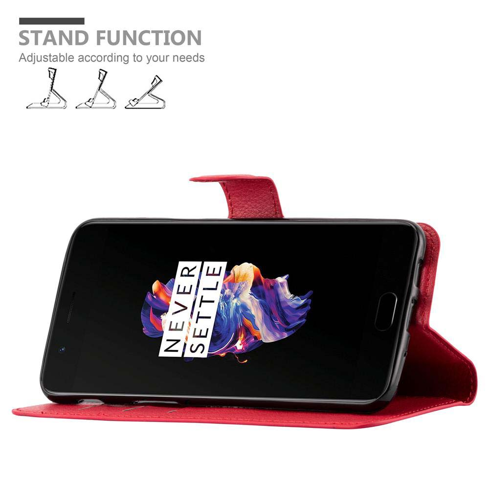 Un telefono in una custodia rossa, che mostra un'immagine con il testo 'NEVER SETTLE'. La custodia è in un supporto.