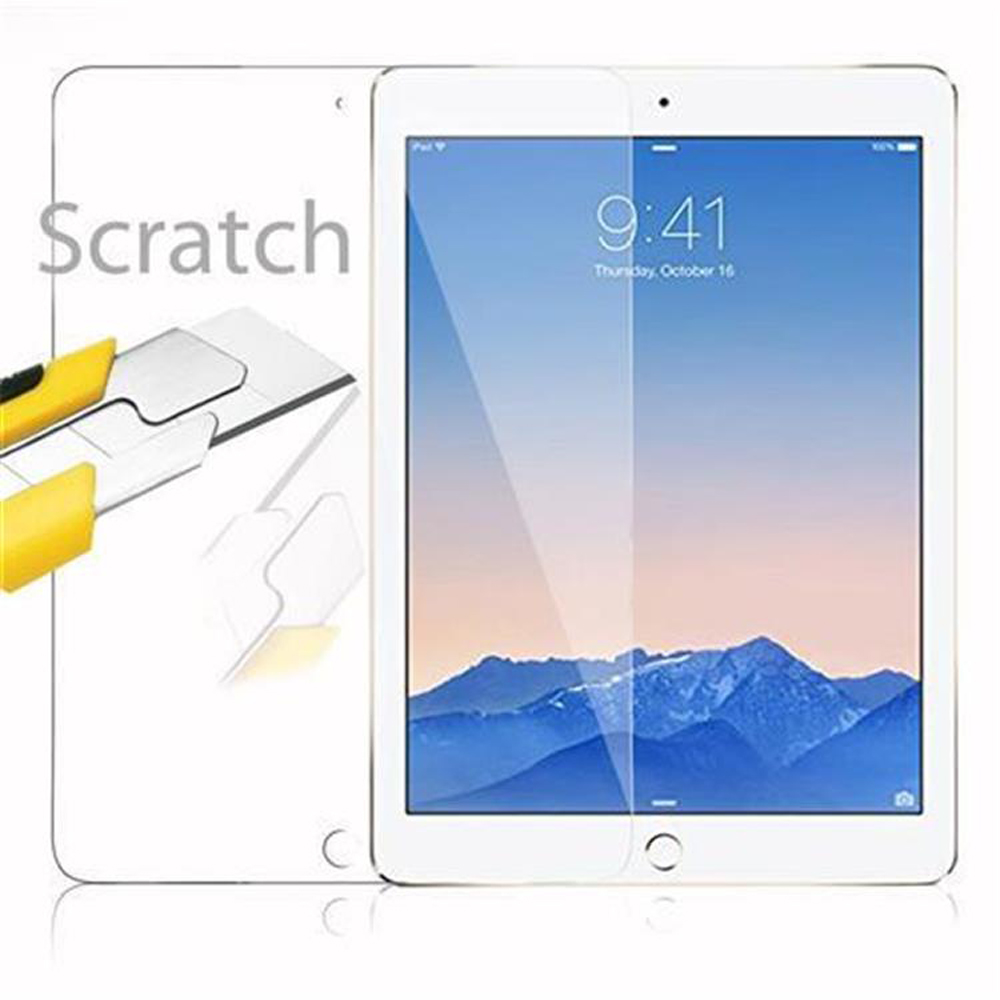 Una protezione schermo accanto a un iPad, che illustra la protezione dai graffi con un coltello e un righello.