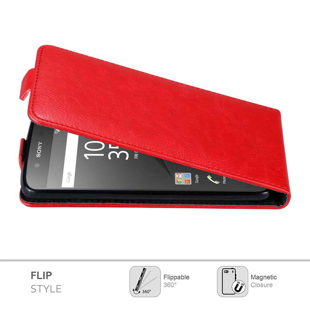 Custodia del telefono rossa aperta. Telefono nella custodia con l'ora visualizzata. Sfondo bianco.