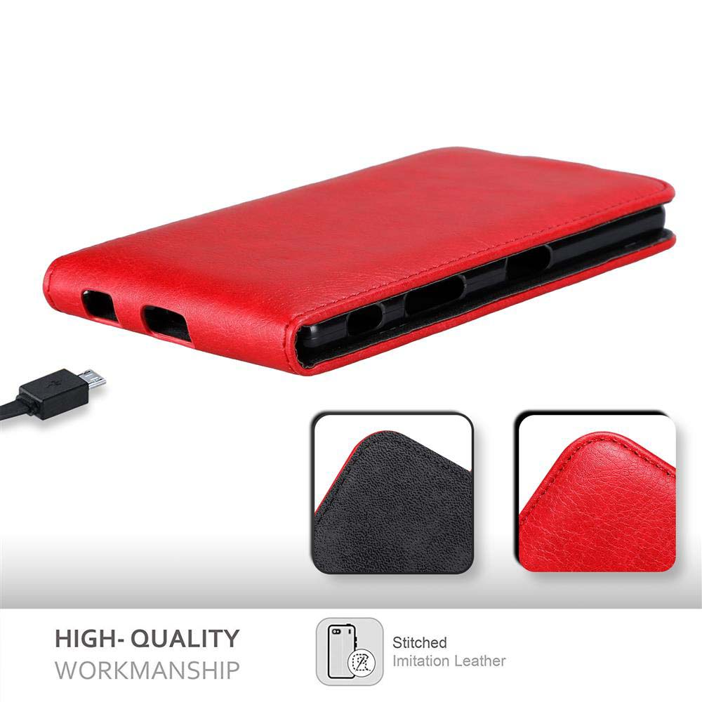 Una custodia per telefono rossa su sfondo bianco, con un telefono e un cavo di ricarica.