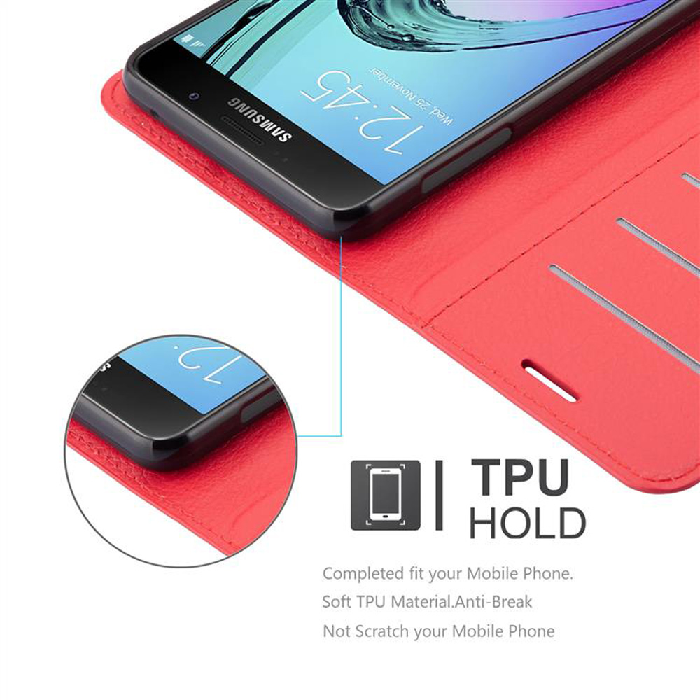Rote Handyhülle mit einem Telefon darin. Das Telefon ist schwarz und zeigt die Uhrzeit an. TPU HOLD ist angegeben.