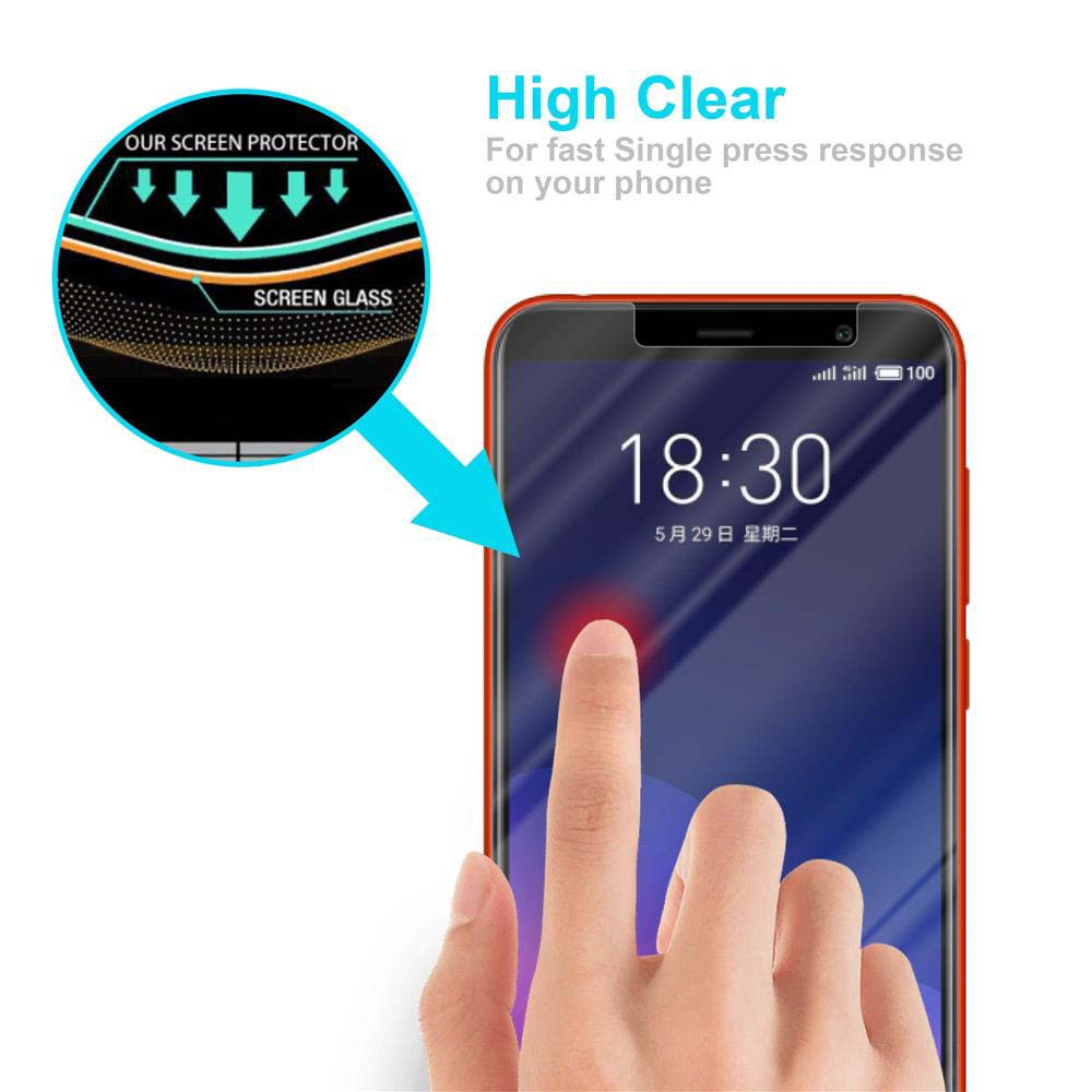 Mano che tocca lo schermo del telefono con protezione, mostrando l'ora e una visione chiara.
