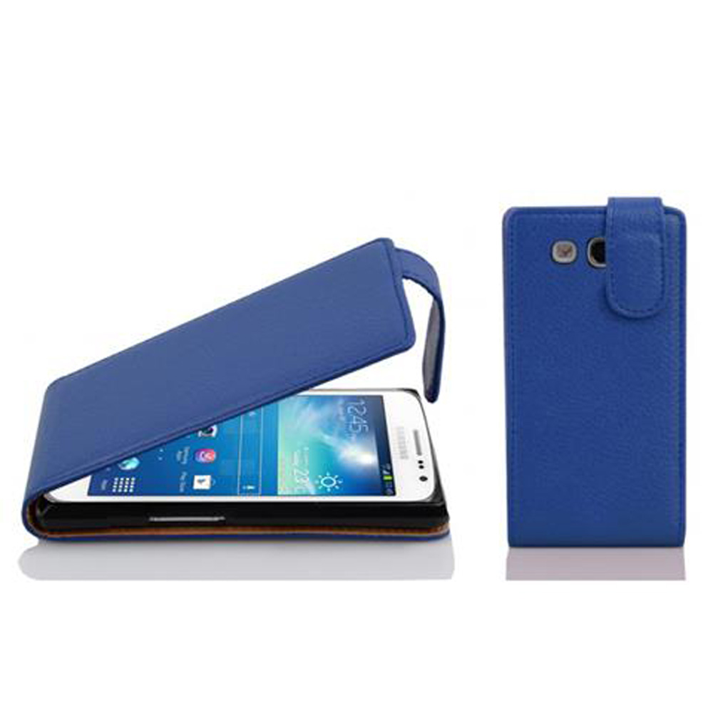 Una custodia per telefono in pelle blu con un telefono all'interno e la custodia è aperta. Una parte separata della custodia è a destra.