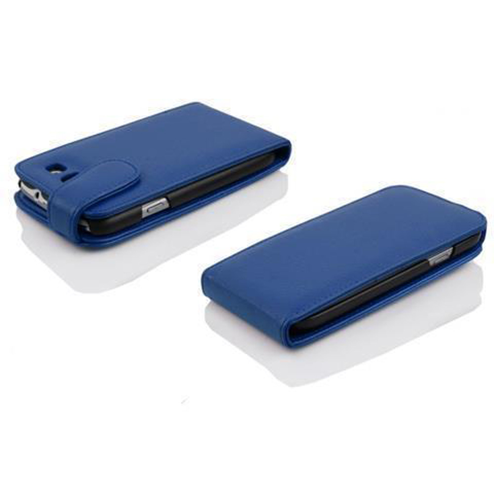 Due custodie blu per telefono. Entrambe chiuse e con aspetto pelle. Su una superficie bianca.