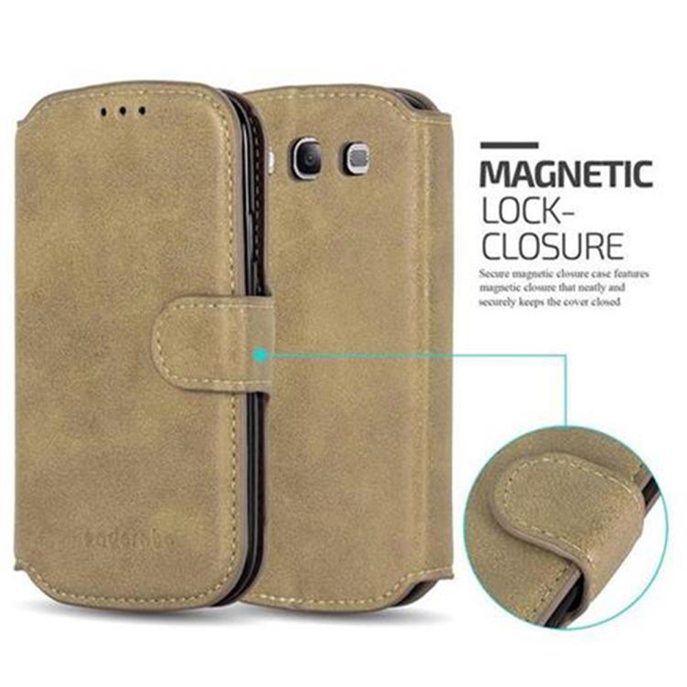 Funda de teléfono de cuero color canela, abierta. Revela el teléfono y un cierre magnético. La funda tiene una tapa abatible y una ranura para tarjetas.