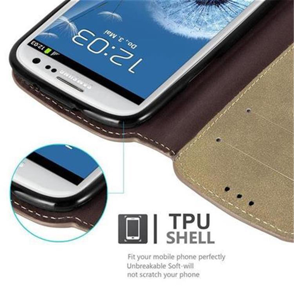 Teléfono en una funda, texto: TPU SHELL. Teléfono negro con funda de cuero marrón.