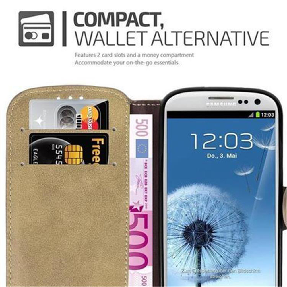 Un teléfono está en una funda. Una tarjeta y dinero están en ranuras. La pantalla muestra una imagen de diente de león.