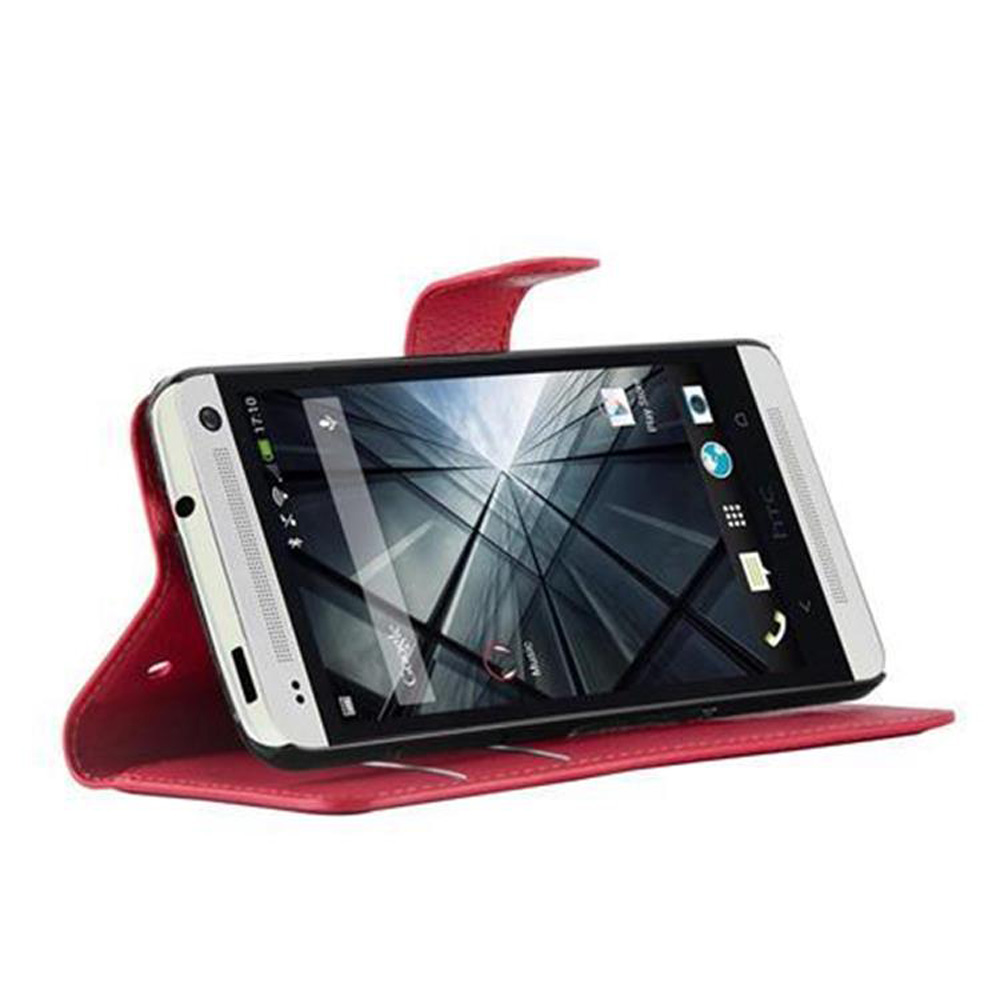 Smartphone in custodia rossa, aperto. Il telefono mostra un'interfaccia. Custodia in pelle rossa con patta.